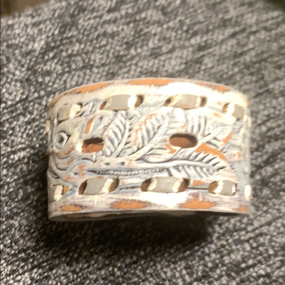 White snap braclet